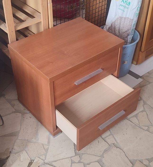 Cama com estrado / colchão / mesa cabeceira / cómoda / espelho