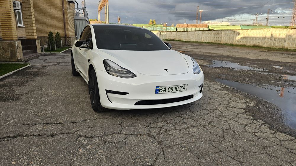 Продам tesla model 3