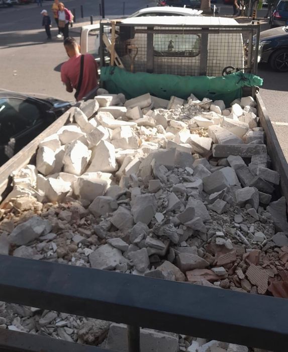 ENTULHO e RESÍDUOS de OBRAS recolhemos tudo em carrinhas e contentores