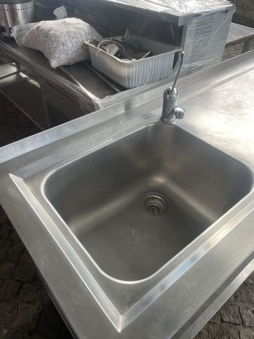 Bancada profissional com pia e torneira - Seminova