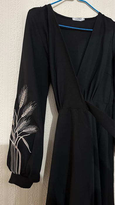 Святкова сукня з вишивкою