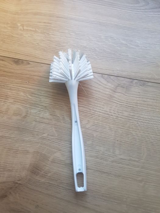 Nowa szczotka do mycia naczyń.