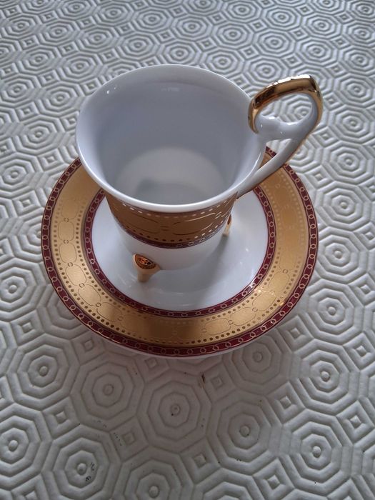 chávena e pires de café em porcelana fina da coleção MAAK Gold