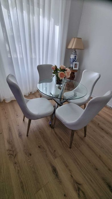 Mesa com tampo de vidro + 4 cadeiras
