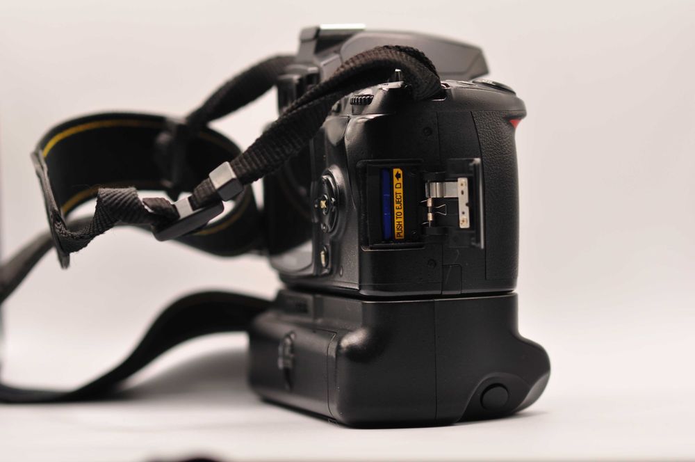 Nikon D60 + Punho Vertical/Grip + 2 Baterias – Excelente Estado  (19k disparos)