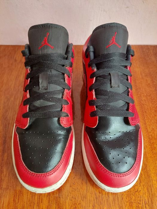Кроссовки фірми air Jordan nike оригінал 

Розмір по бірці:
Us 7y  UK