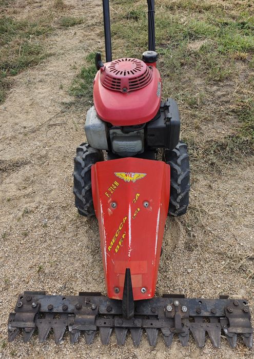 Moto ceifeira Benassi com pente frontal