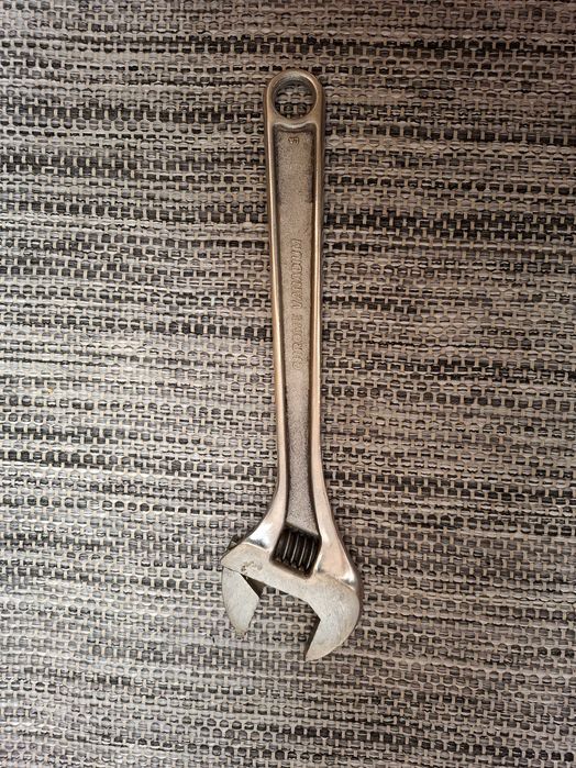 Vendo chave inglesa grande  com 39cm. Com pouco uso.