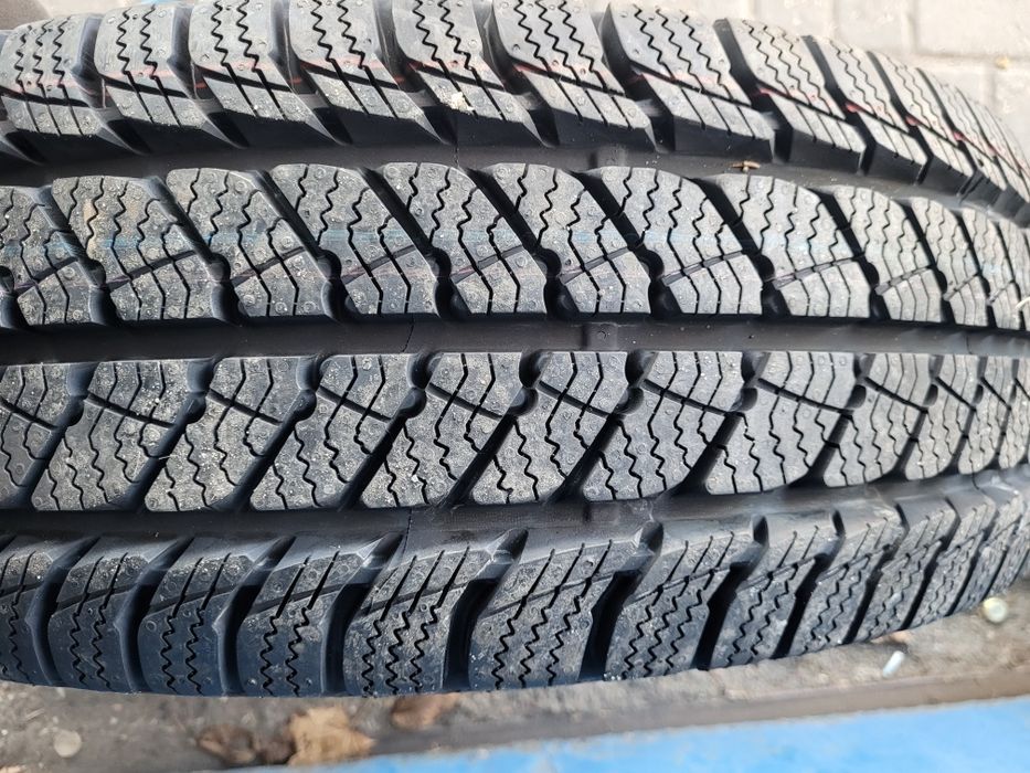 Opona 235/65r16C semperit van grip3