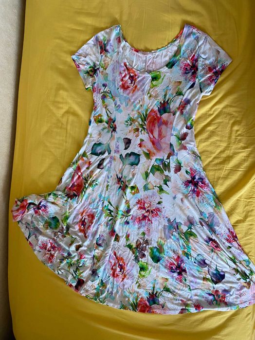 Biała sukienka w kwiaty, rozm. włoskie XL