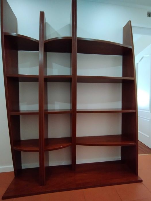 Estante para sala em mogno