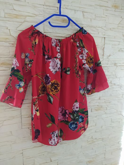 Czerwona bluzka w kwiaty 38