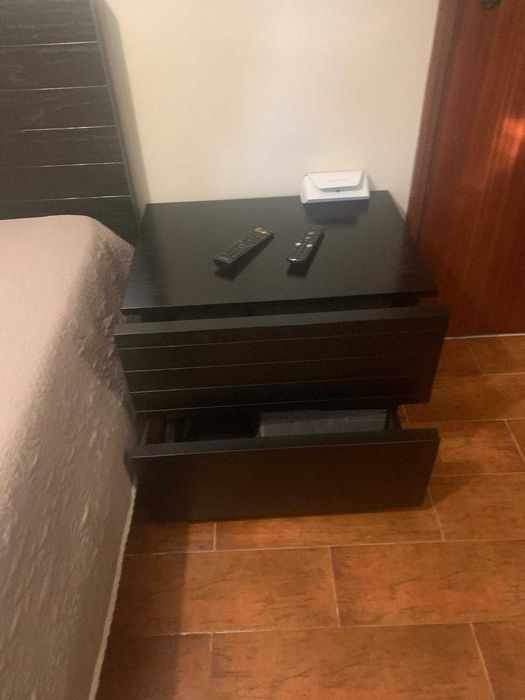 Conjunto de Quarto em Madeira / Wengué – Cabeceira, Cómoda, Mesa Cabeceira e Espelho