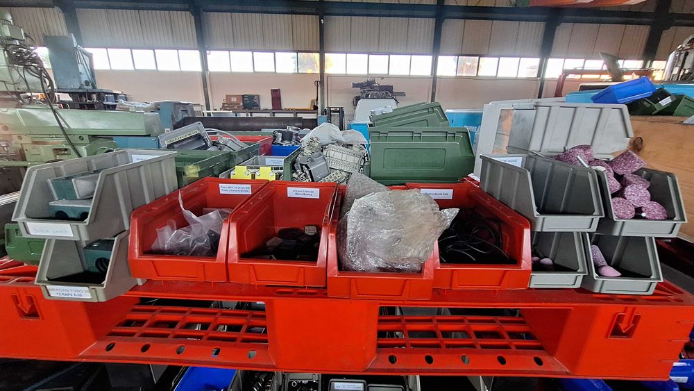 Cinco carrinhos com material hidráulico novo