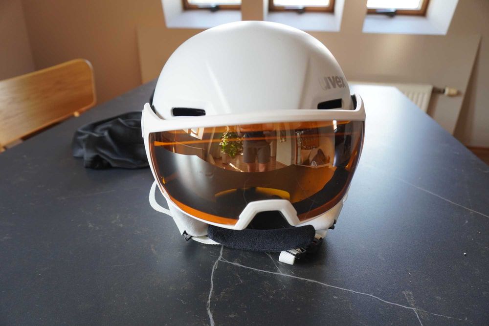 Kask narciarski Uvex z wizjerem 59-61cm