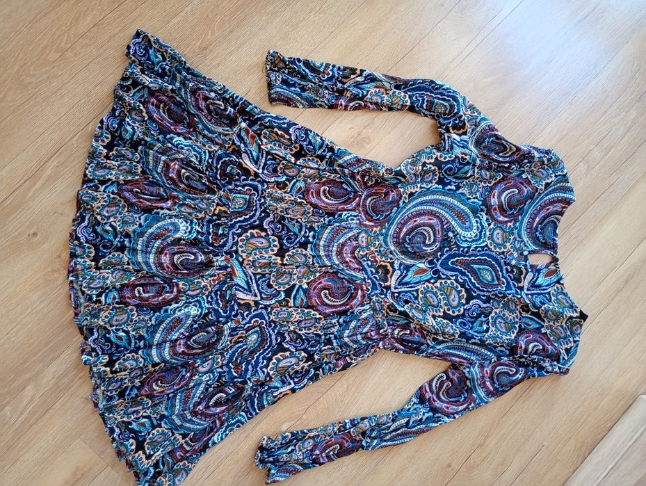 Wielobarwna Sukienka rozkloszowana House M