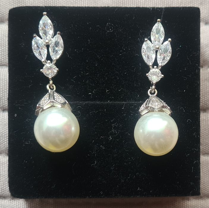 Vários Brincos com pérolas e cristais