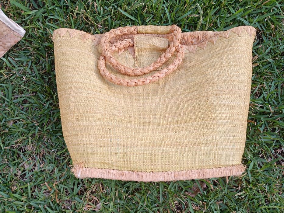 5€ unidade conjunto de 3 malas/bolsas artesanais de praia ou passeios de verão, fabricadas em fibras naturais trançadas (palha, verga/vime e ráfia).