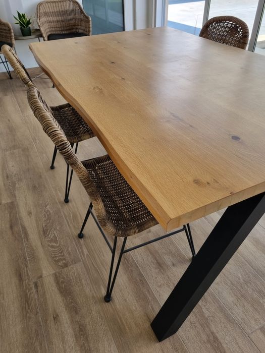 Mesa de madeira e cadeiras