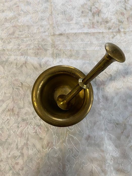 Almofariz antigo em latão com pilão – cabeça de leão decorativa