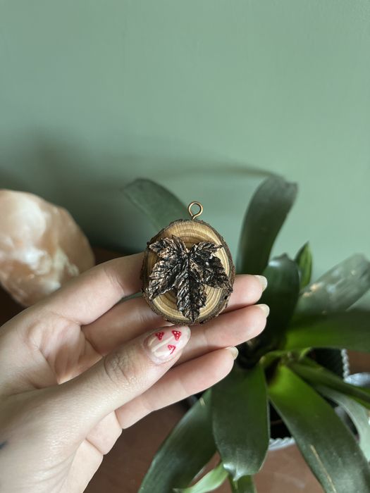 Zawieszka do naszyjnika liść klonu na drewnie witch fairy