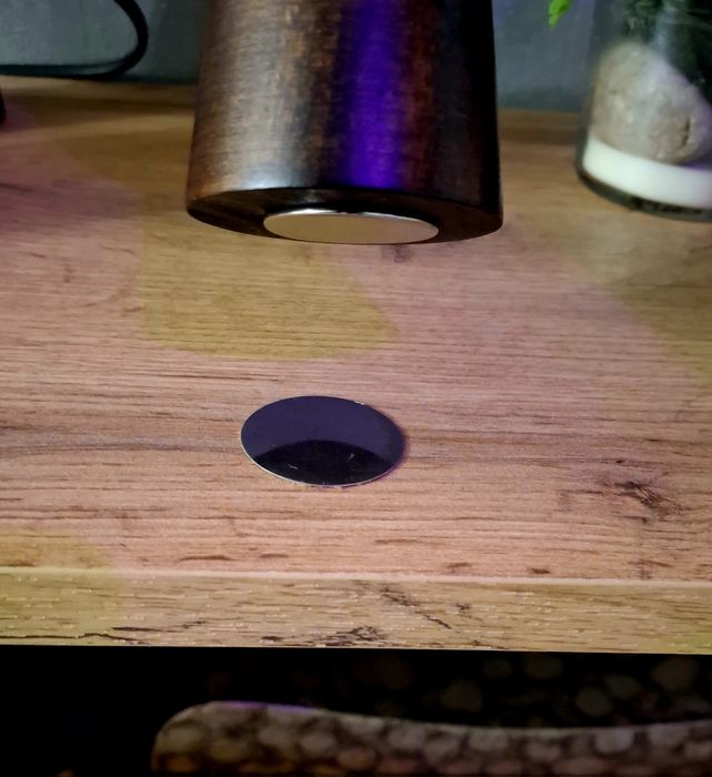 Mão articulada vintage com lampada luz ambiente.