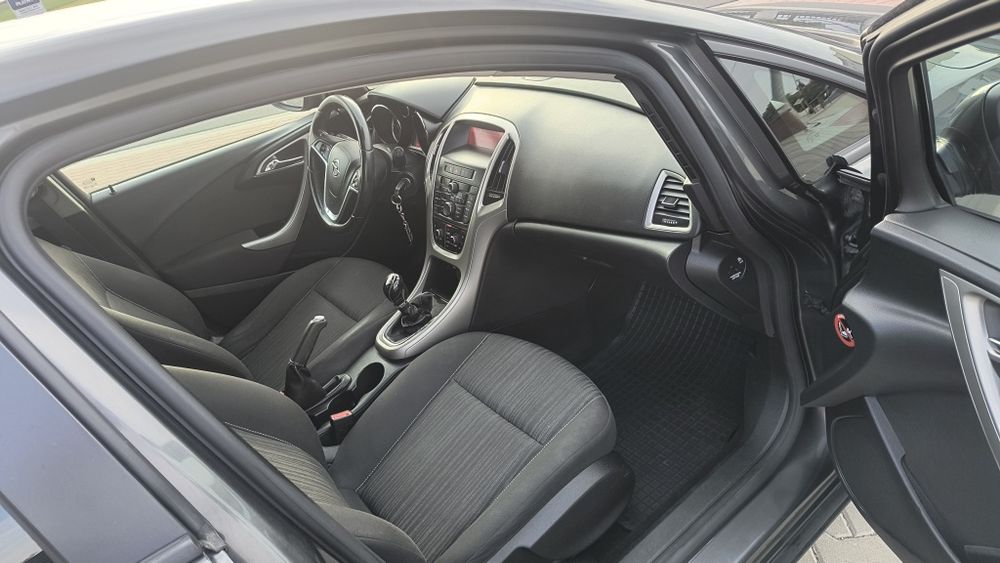Opel Astra J 2011 rok.