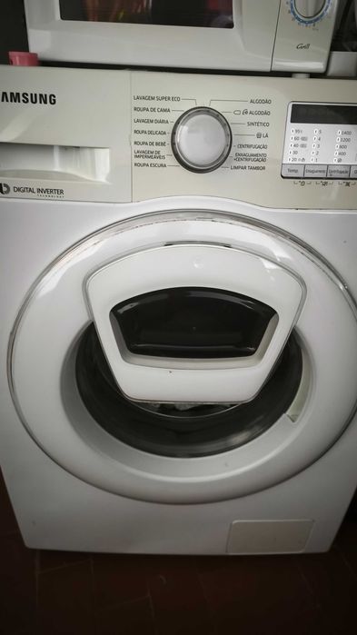 Lava Roupas Sansung Digital Inverter 8.0 kg acesso frontal durante a lavagem em perfeito estado.