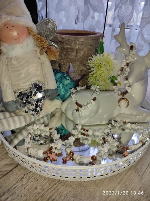 Bransoletki z howlitu