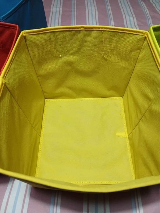 Puff em caixa coloridos