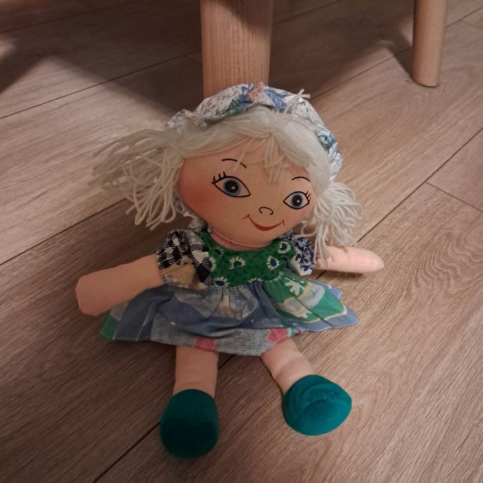Pluszowa lalka dla dziecka