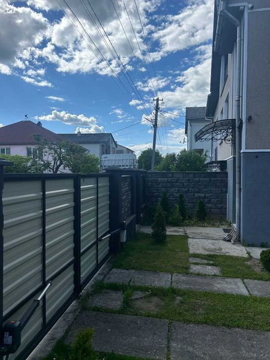 Продається просторий двоповерховий будинок у м. Тячів