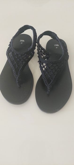 Sandálias pretas muito fashion, tamanho 37