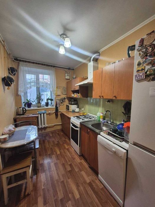 Продам 2-кім квартиру в центрі  з меблями та технікою на зручному 2-му поверсі