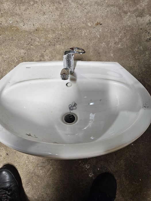 Umywalka  na ścianę ķoło z baterią i syfonem