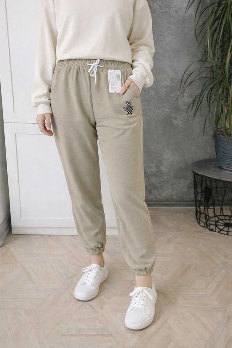 Nowe spodnie dresowe Pesail — oliwkowe z haftem misia