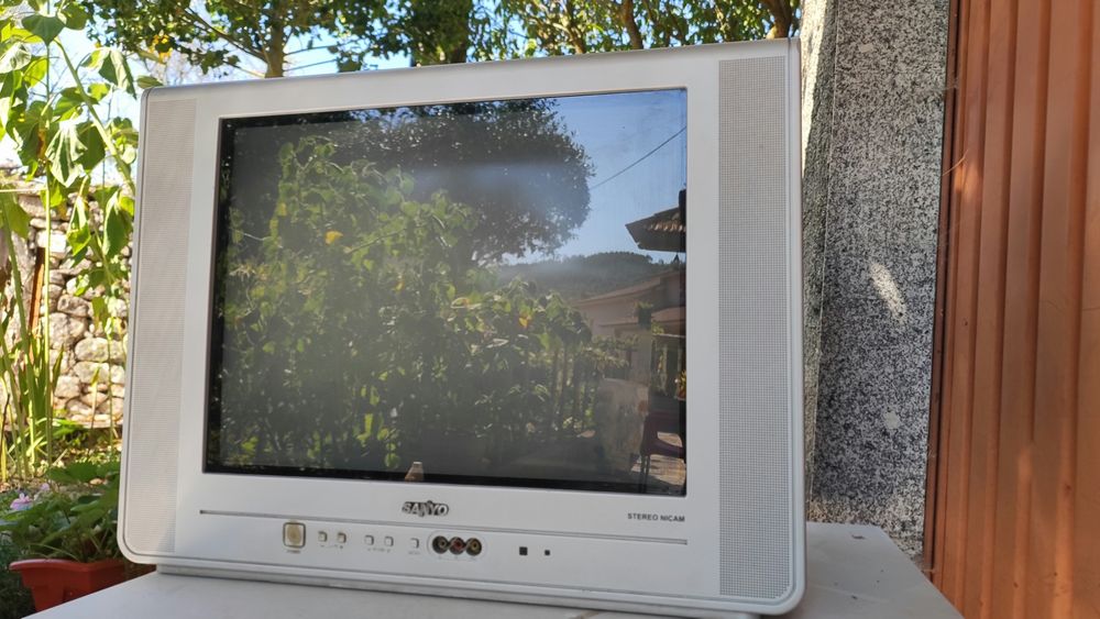 Televisão Grunding e Sanyo
