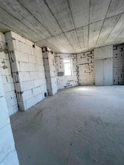 Продам 2-кімн. квартиру в ЖК Гімназист. Без ремонту. Велика тераса. Вихід з вітальні та спальні. 7 поверх. 83м.