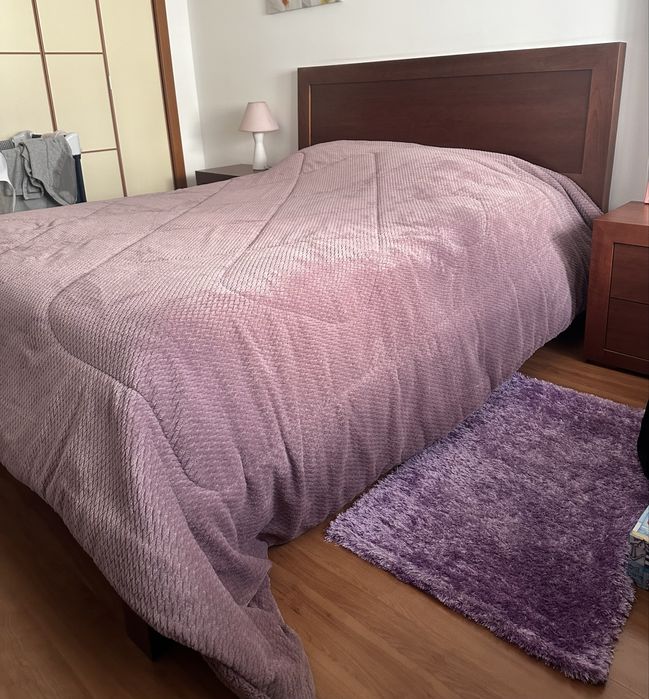 Conjunto de Quarto (cama, mesas de cabeceira e cómoda)