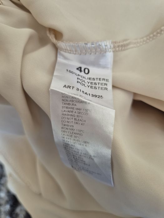 Vestido com Saia Fluida Decote em V e Laço 

Cor Creme
Tamanho 40
Novo