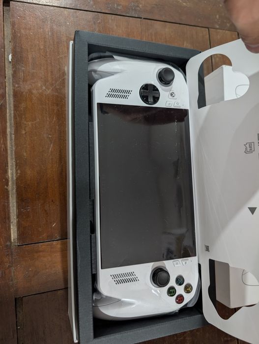 Consola Portátil ASUS ROG Xbox Ally - 7'' - AMD Ryzen Z2 A - RAM: 16 GB - 512 GB - Branco - Nova c/garantia