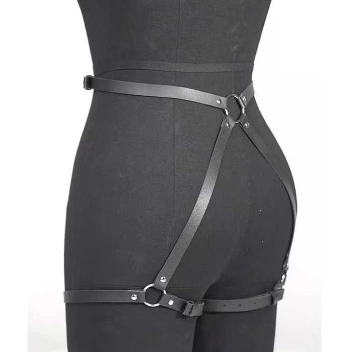 Arnês gótico com tiras ajustáveis.