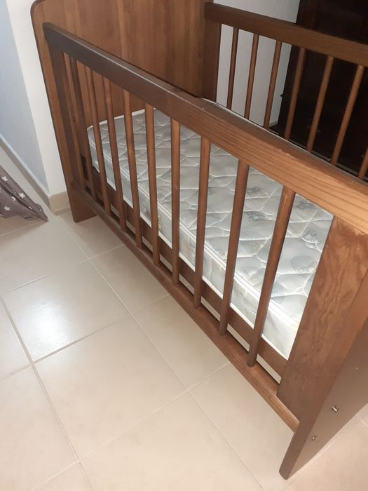 Berço de grades em madeira maciça, com colchão incluído