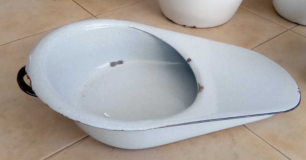 Penicos e arrastadeira em esmalte