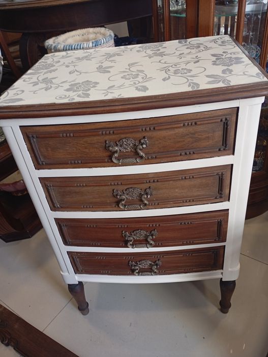 Mesas Camiseiro de apoio