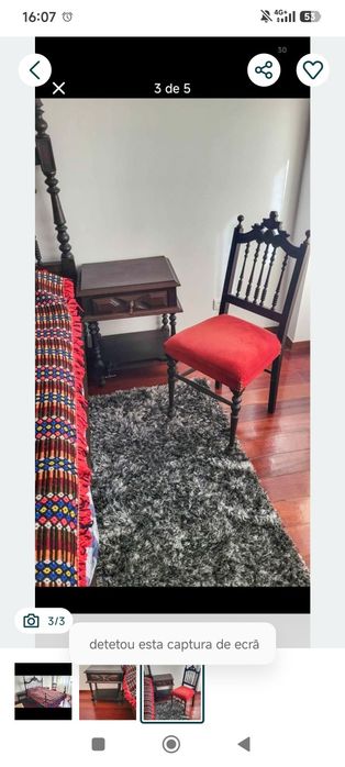 Cama com colchão e mesas de cabeceira