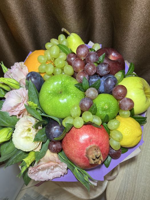 Сладкий и фруктовый букет ко дню рождения. Букет из конфет.