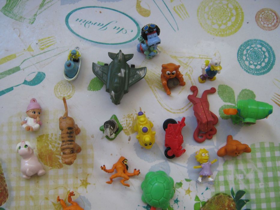 Lot of 18 Collectible Figures64730155018882121