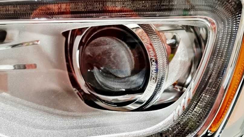 Reflektor lewy xenon Jeep Grand Cherokee WK2 USA nieskrętny