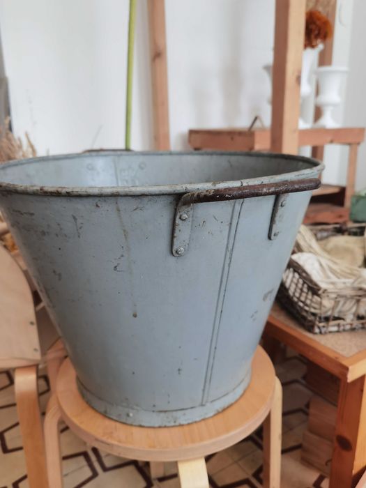 Balde metálico antigo